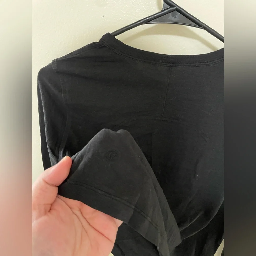 ✨Women’s Lululemon Classic Fit Cotten Blend Long Sleeve Size 2 - Picture 8 of 8